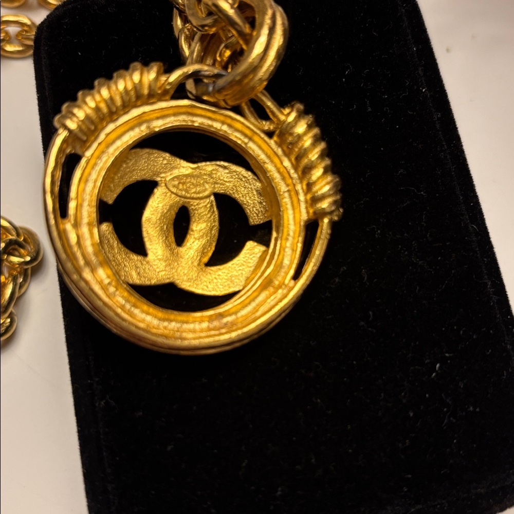 24K Gold plated CHANEL Pendant Necklace - Picture 4 of 9